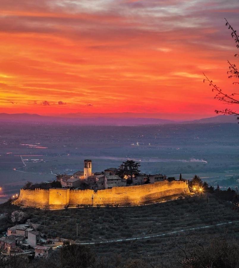 Апарт отель Il Castello Di Campello Кампелло-суль-Клитунно Экстерьер фото