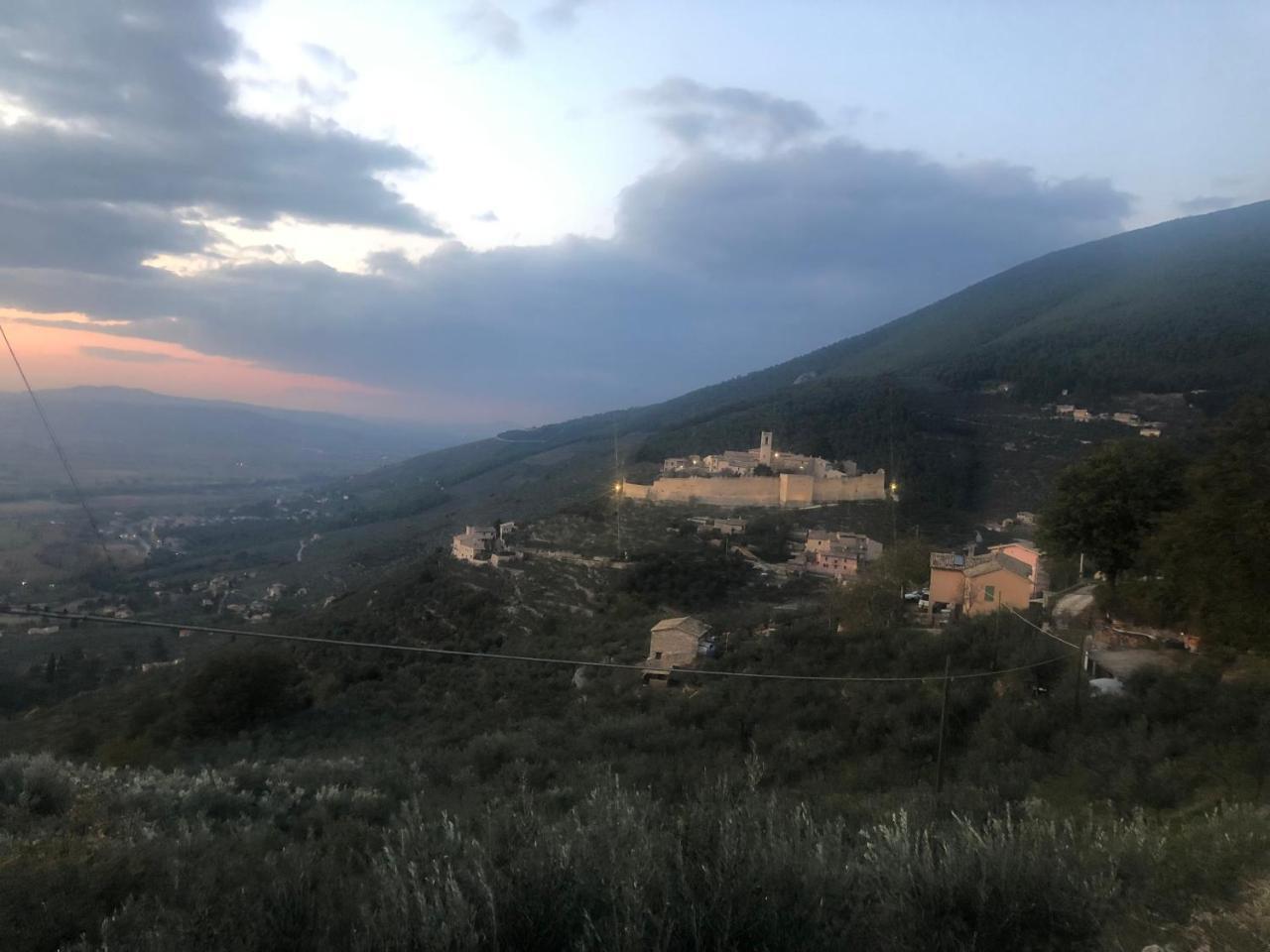Апарт отель Il Castello Di Campello Кампелло-суль-Клитунно Экстерьер фото