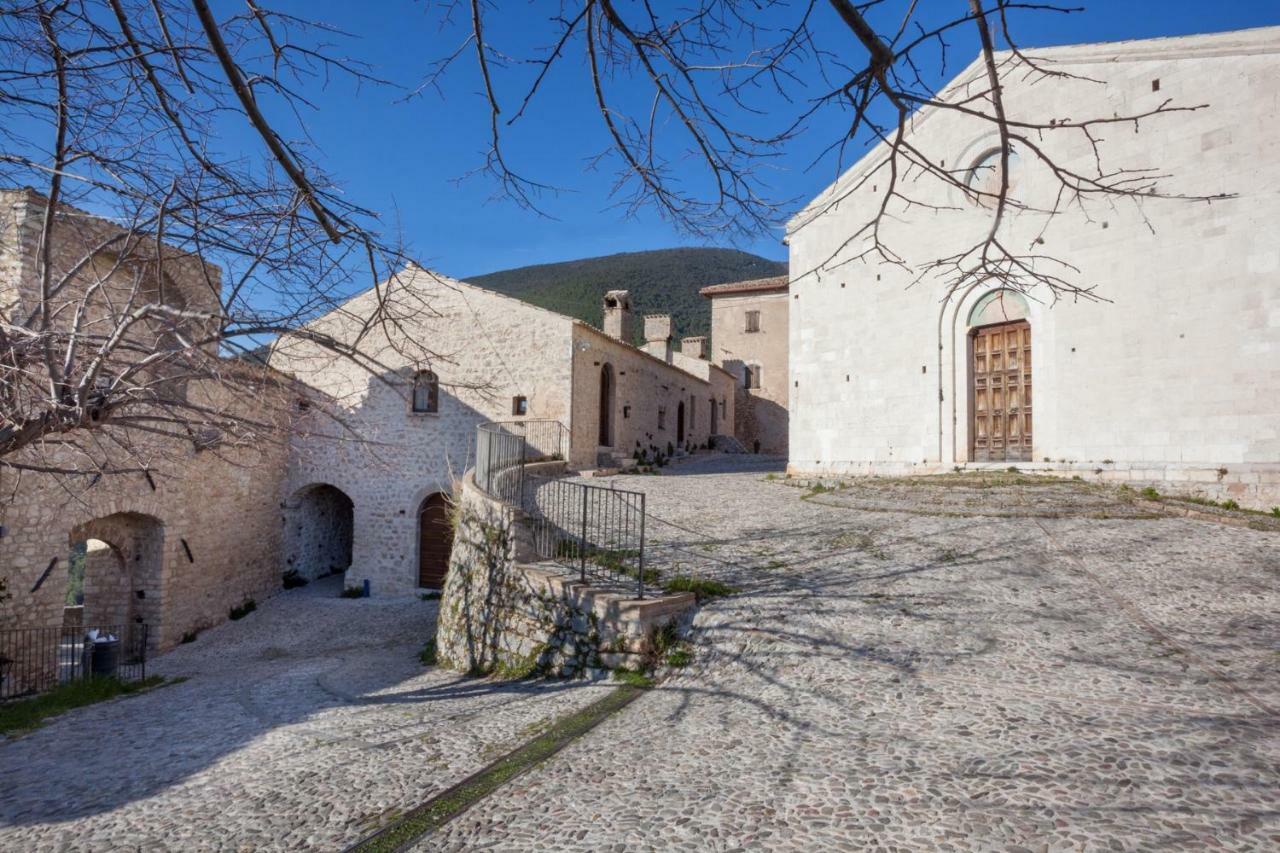 Апарт отель Il Castello Di Campello Кампелло-суль-Клитунно Экстерьер фото