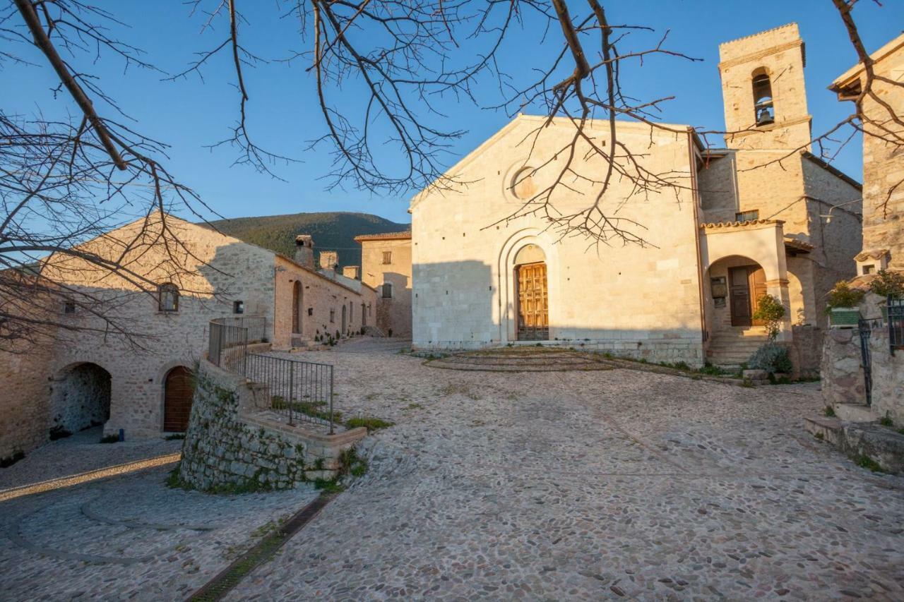 Апарт отель Il Castello Di Campello Кампелло-суль-Клитунно Экстерьер фото